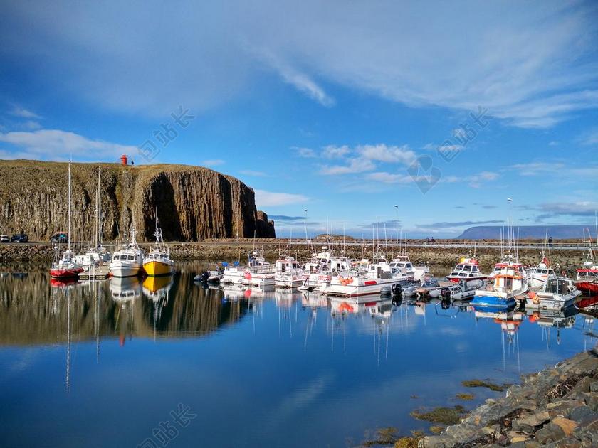 冰岛半岛海水景区船舶晴空背景图片