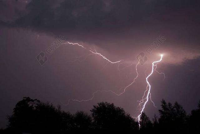 闪光 雷暴 夏天雷雨 闪电闪光 闪电纬 天空 夜 夜间雷阵雨