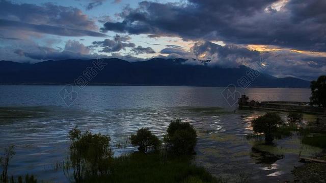 自然神秘群山下的大海自然旅游景点背景图片