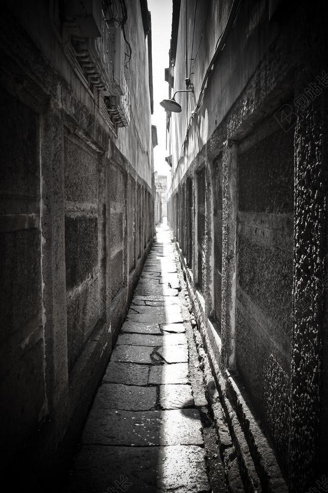 灰色建筑狭窄两座建筑物之间的走道建筑设计旅游背景图片