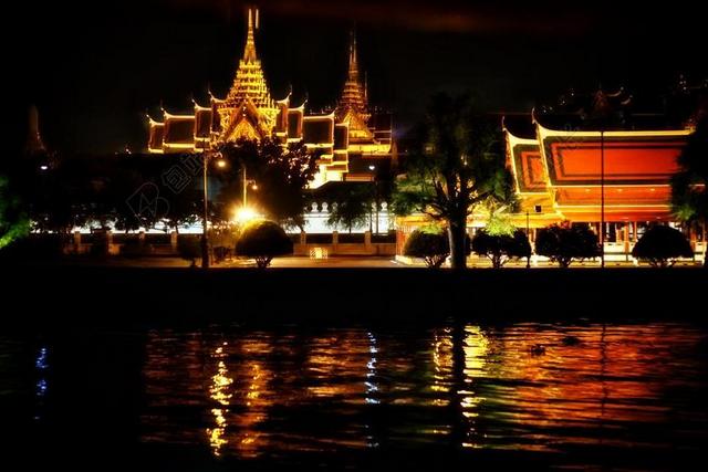 庙泰国曼谷照亮夜宫殿灯火辉煌湖水背景图片
