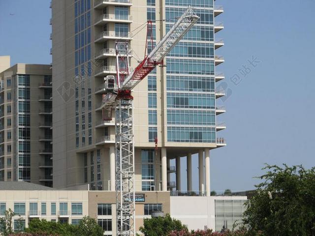 建筑起重机建设建筑工地高楼城市农民工背景图片