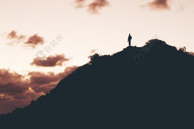 黑白人特写山顶的人背景图片