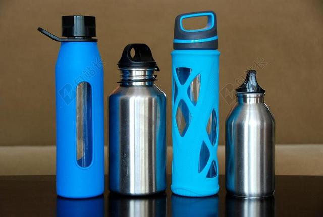 金属材质水杯水瓶保温饮水用品背景图片