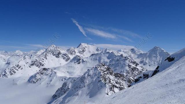 蓝白自然清新蓝天下的连绵雪山旅游自然背景图片
