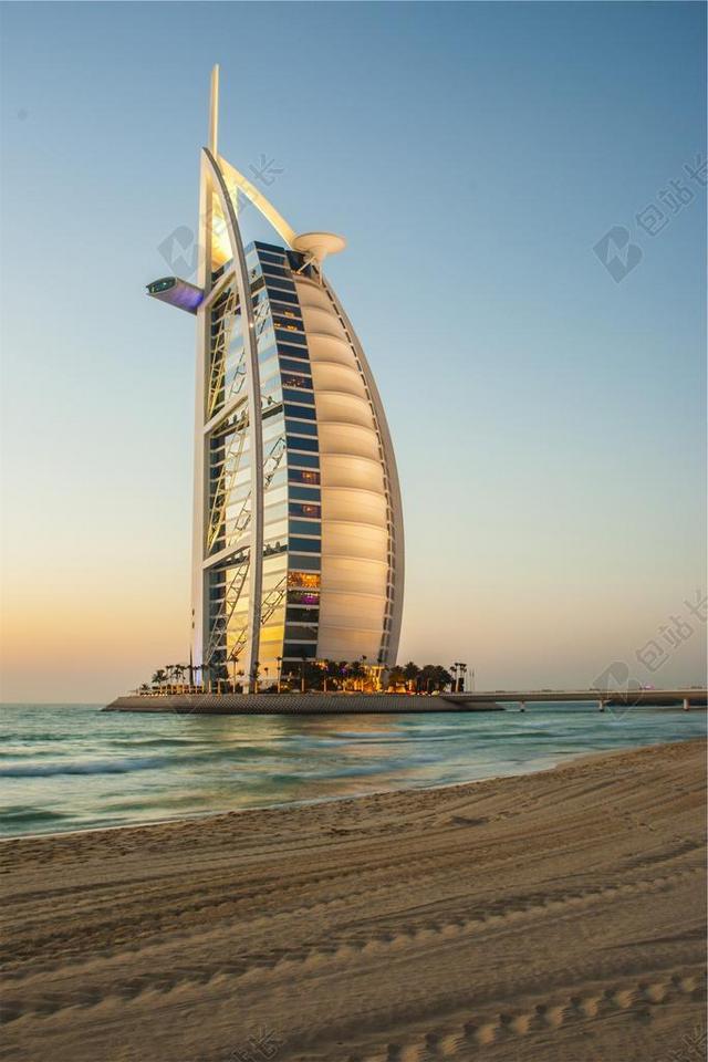 建筑摩登海面上的帆船形状大楼建筑设计景点旅游背景图片