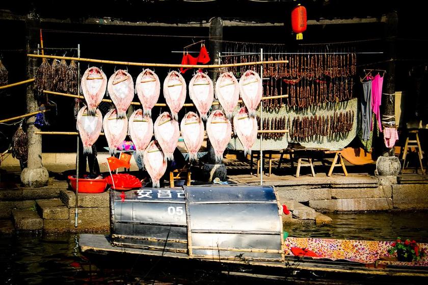 年货丰收干鱼船上贩卖图片背景