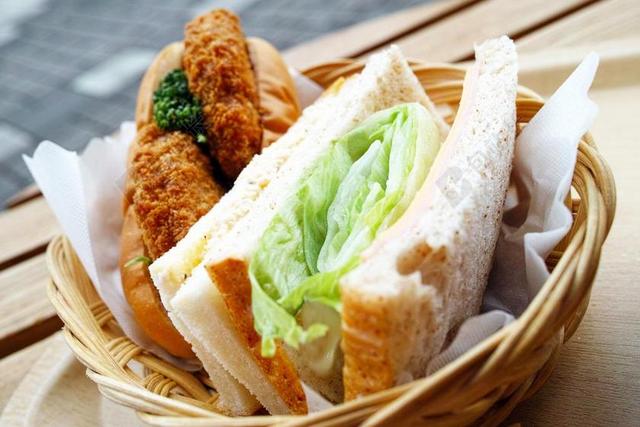 西方 面包 三明治 篮子里 炸丸子 咖啡 烹饪 饮食 食品