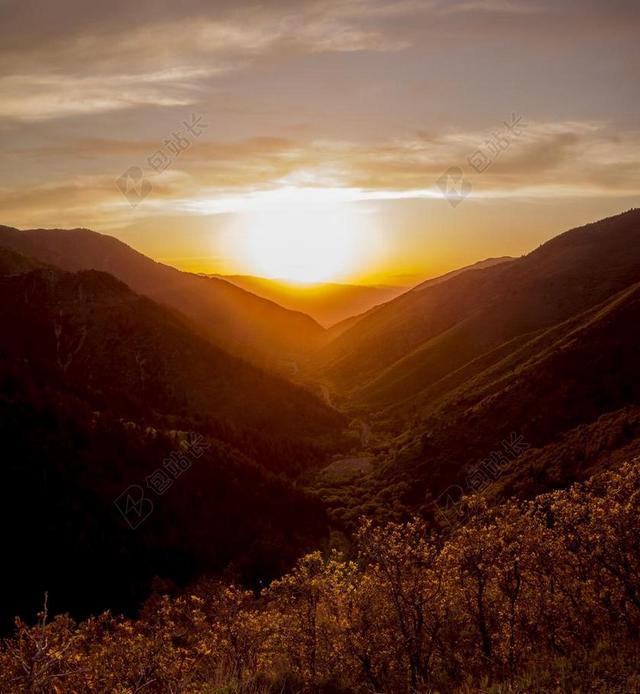 旅游自然山顶上夕阳美景背景图片