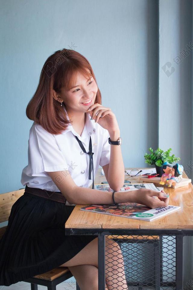 学生 咖啡厅 女孩 女子 微笑 坐 幸福 美丽 短头发