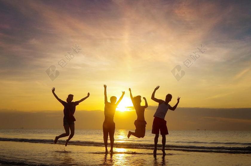 唯美海滩上跳跃的人群背景图片