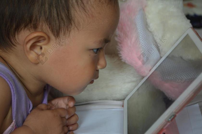 科技看平板的女孩背景图片