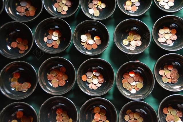 金融商务碗里的银币背景图片