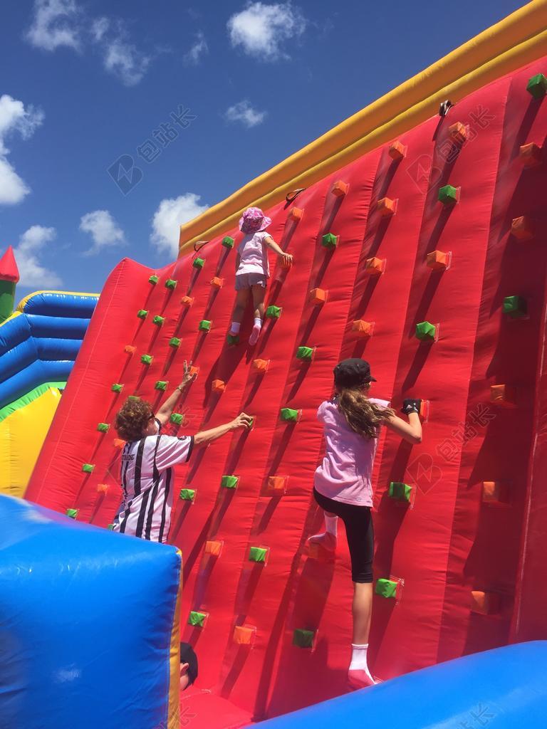 娱乐户外攀登的女孩背景图片