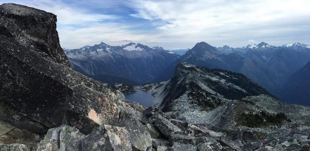 自然巍峨蓝天下的群山河湖水山水自然景点背景图片