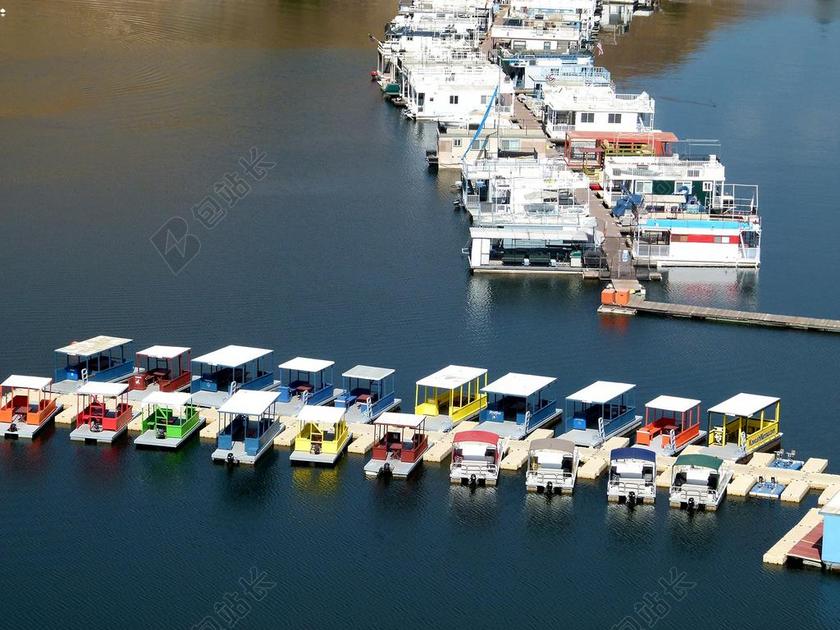 交通便利水边的各整齐船只排列交通水运背景图片