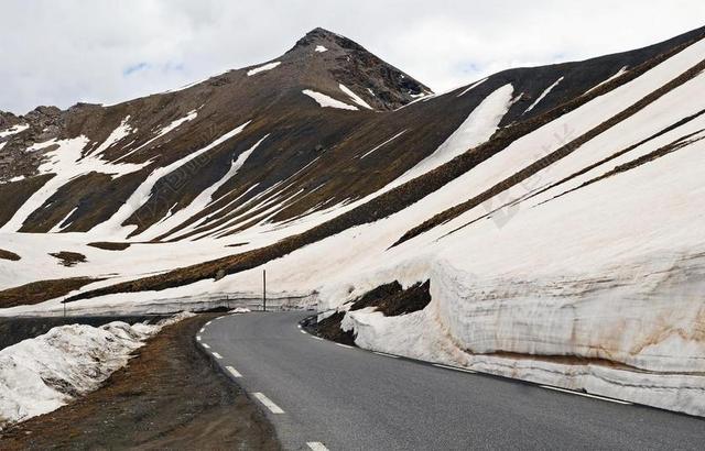 高的阿尔卑斯山 传递路 雪RESTE 6 月 2800米