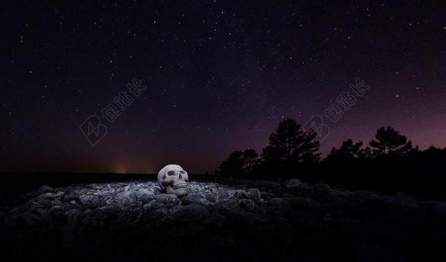 夜晚星空下诡异的头骨背景图片