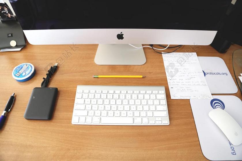 白色现代办公室办公桌电脑键盘鼠标背景图片