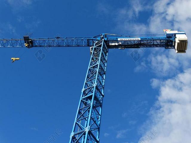 起重机 负载起重机 向天空 在高度 天空 BAUKRAN 吊臂