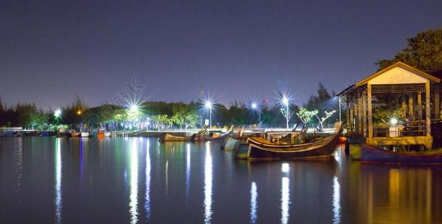 彩色夜景炫彩湖边灯光和船只娱乐旅游休闲背景图片