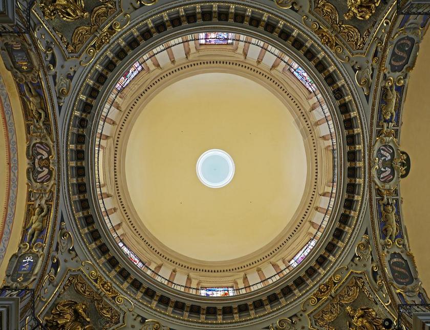 复古欧式大教堂圆形房顶仰拍背景图片