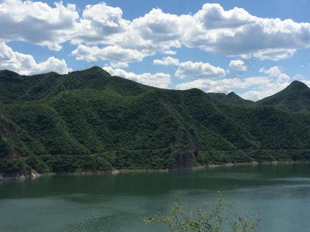 绿色清新自然青山绿水风景背景图片