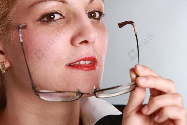 商务女性商人摘眼镜背景图片