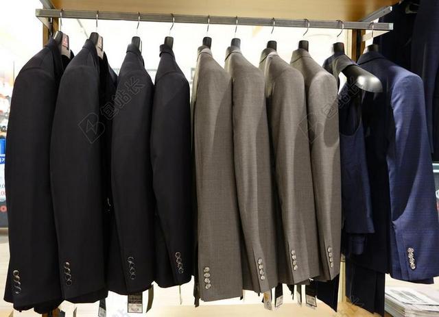 灰黑时尚简约架子上的灰黑西装服装设计时尚背景图片