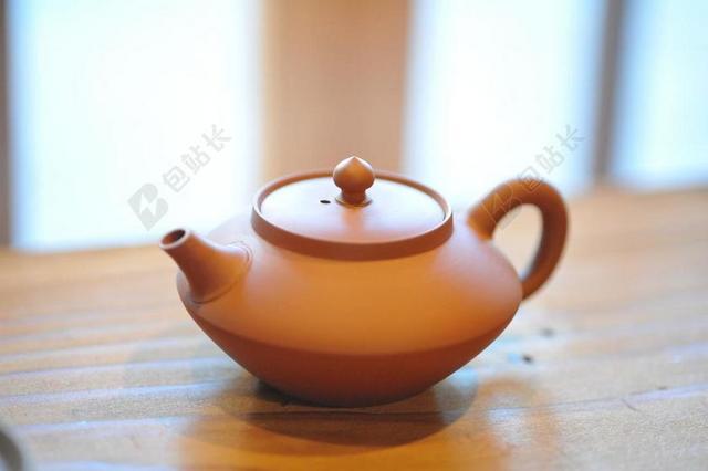 桌子上棕色的茶壶背景图片