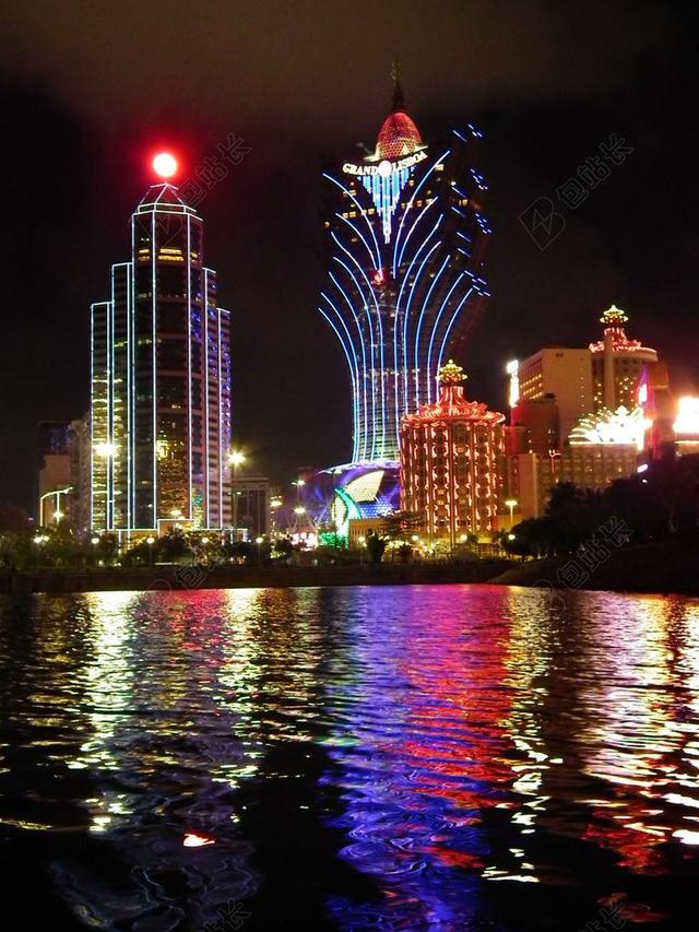 夜晚美丽的高楼背景图片