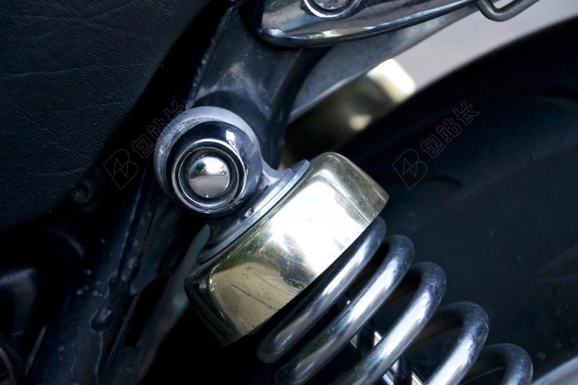 银色机械经典机器上某处转轴特写机器细节背景图片