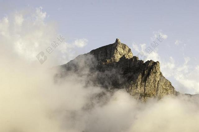 白色的云雾和高山背景图片