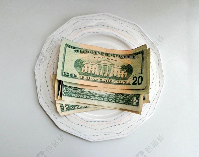 盘子里绿色的钞票背景图片