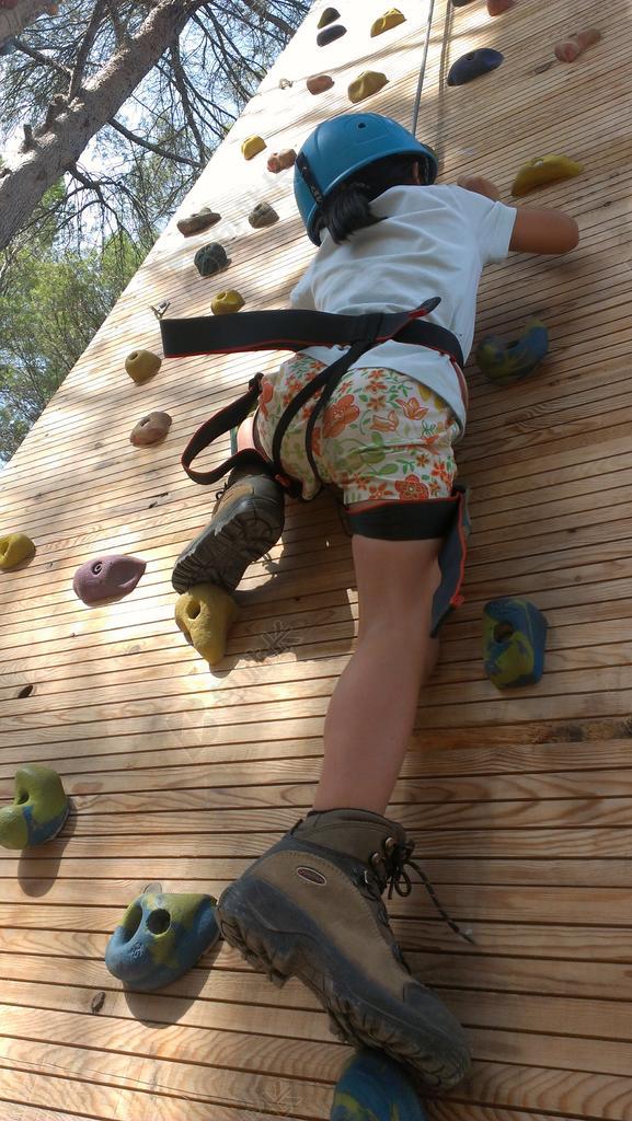 攀爬的女孩背景图片