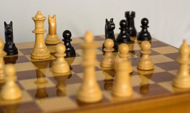 棋盘上黑色和黄色的棋子背景图片