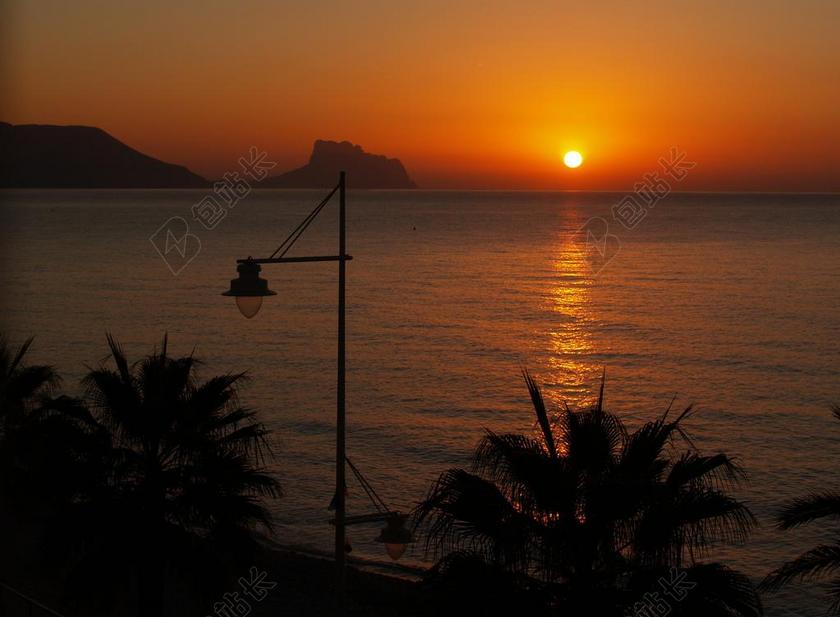 海边金色的夕阳背景图片