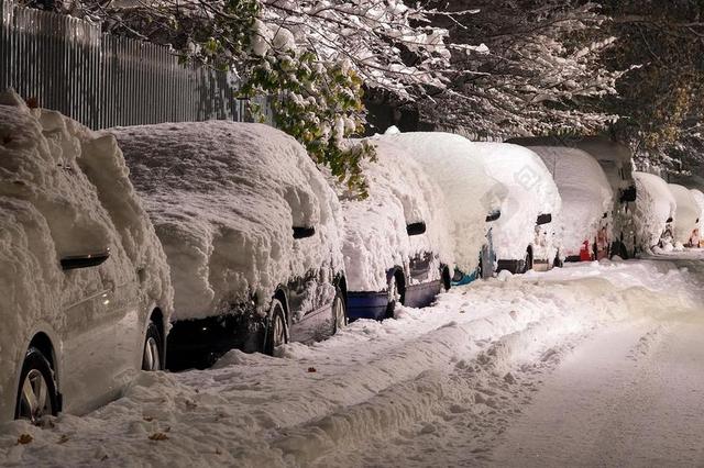雪 街 汽车 覆盖 深 冬天 冷 重 降雪 季节 白