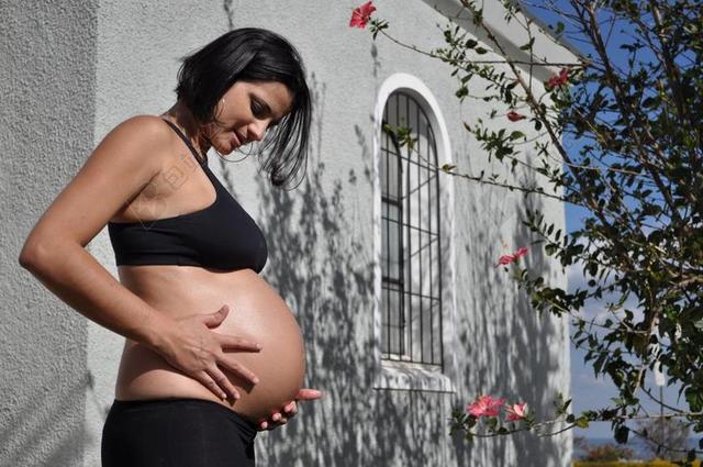 怀孕的女人 怀孕 大肚皮 未来的婆婆 手 夏季 户外活动 母道