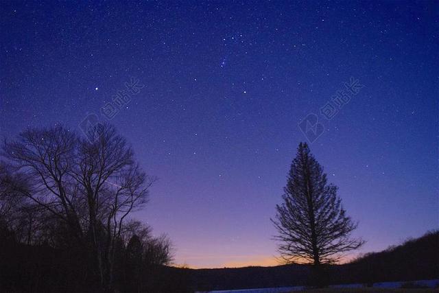 夜晚蓝色的星空背景图片