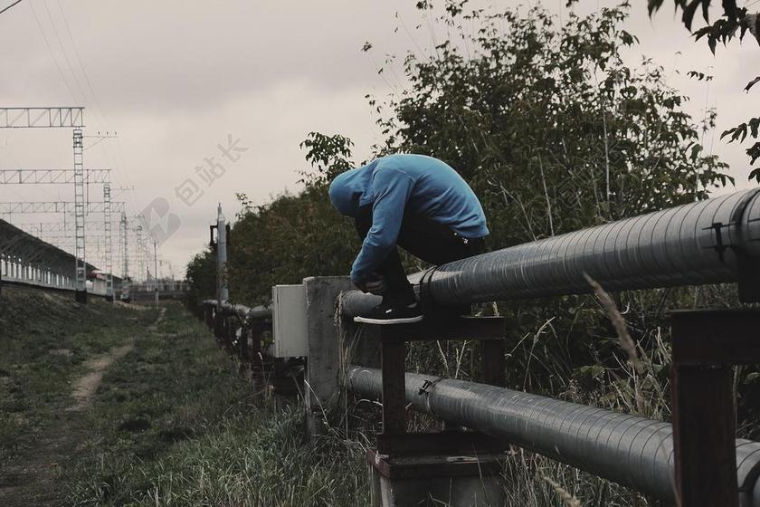 绝望 悲哀 寂寞 托斯卡 悲 车站 男子