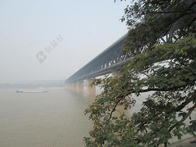 建筑无尽雨雾江上的大桥桥梁设计建筑户外背景图片