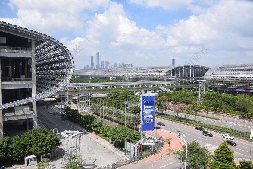 建筑现代阳光下的都市建筑群城市景观背景图片