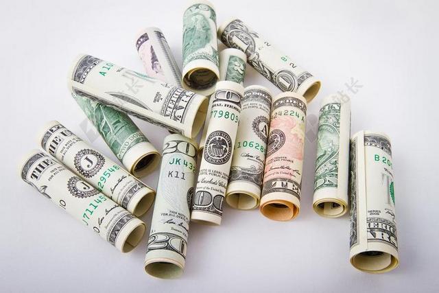 金融纹理卷起的美国钞票背景图片