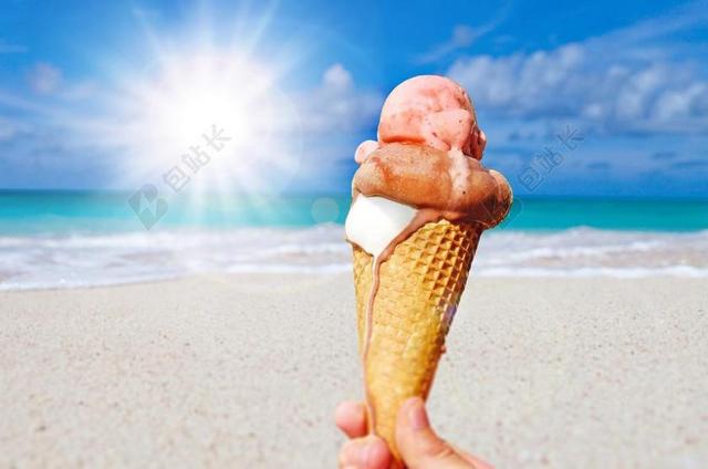 食物夏日海边手中的冰淇淋背景图片