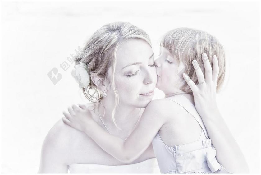 白色人温馨小孩亲吻母亲背景图片