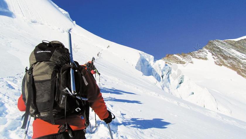 雪地里的探险者背景图片