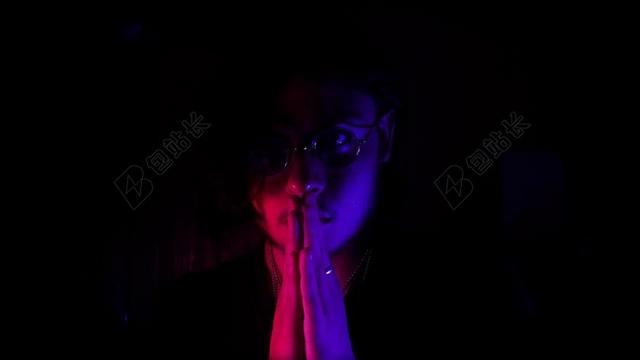 人肖像黑暗中祈祷的男人背景图片