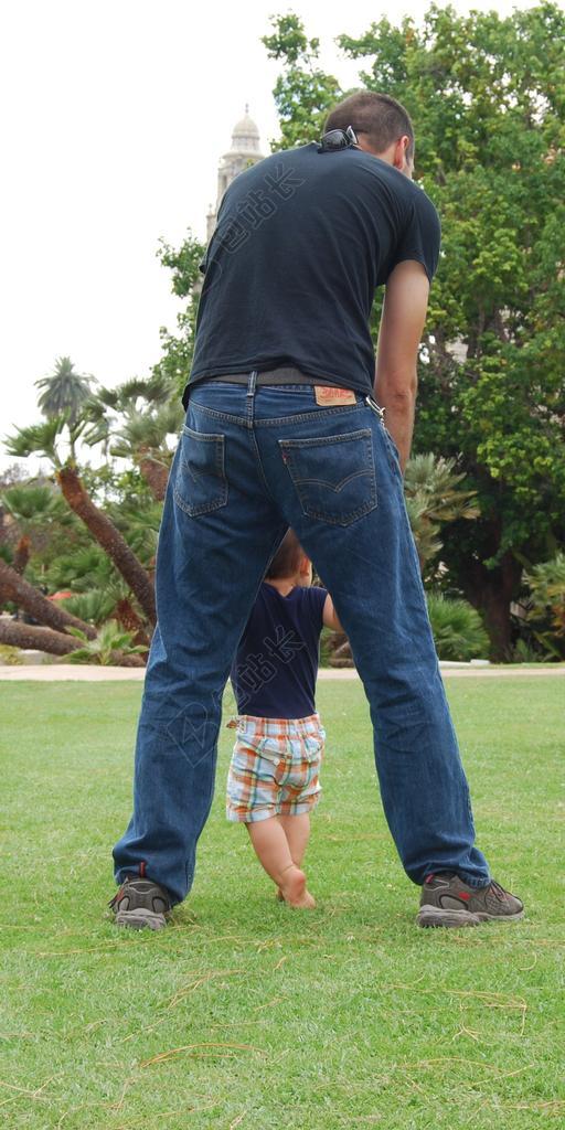 人物有爱草坪上孩子和大人亲子亲情户外背景图片