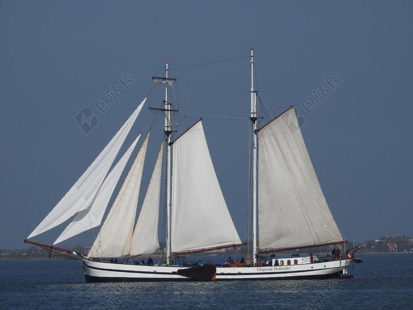 海面上白色的帆船背景图片